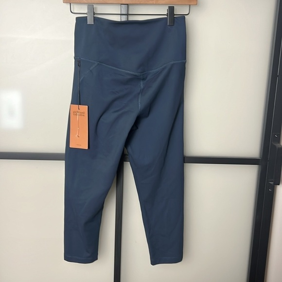 NWT girlfriend collective HIGH WAIST CAPRI LEGGINGS IN Navy Size Small - Picture 1 of 6